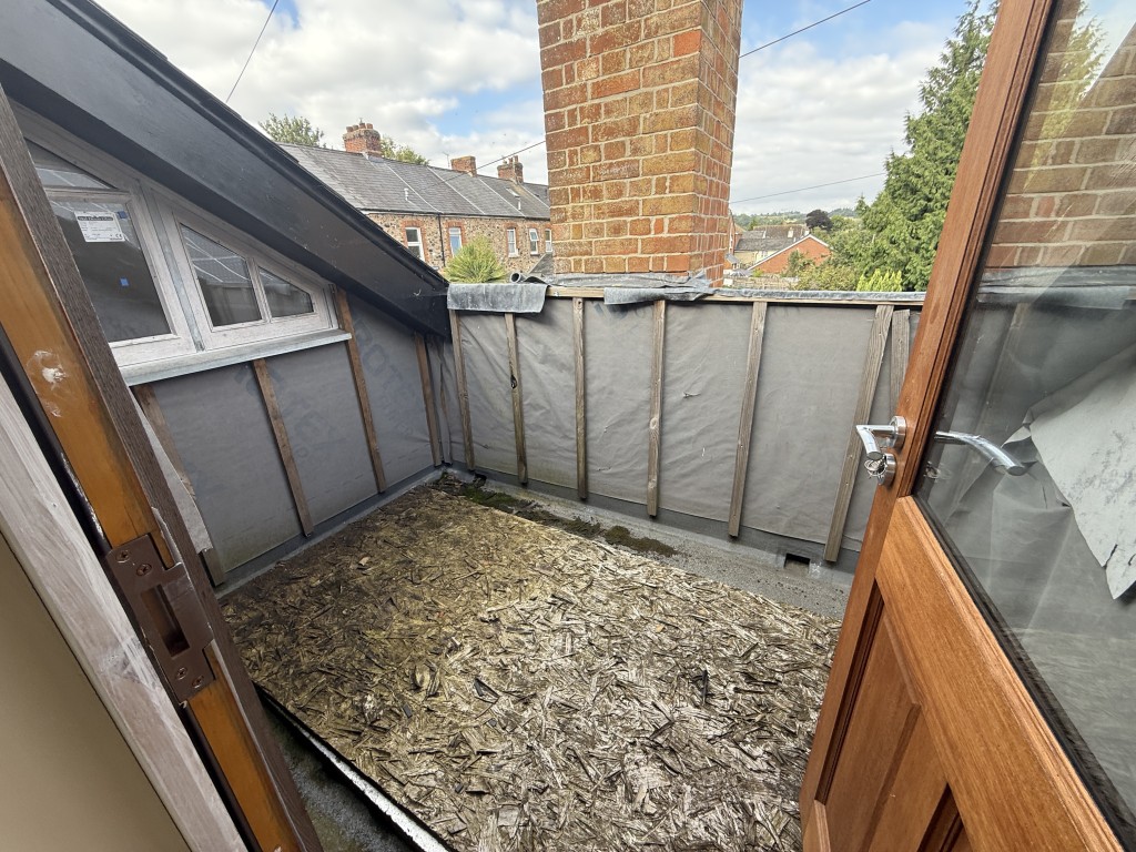 Lot: 95 - COTTAGE CONVERSION FOR COMPLETION - SECOND FIX REQUIRED - Balcony accessed from living room area